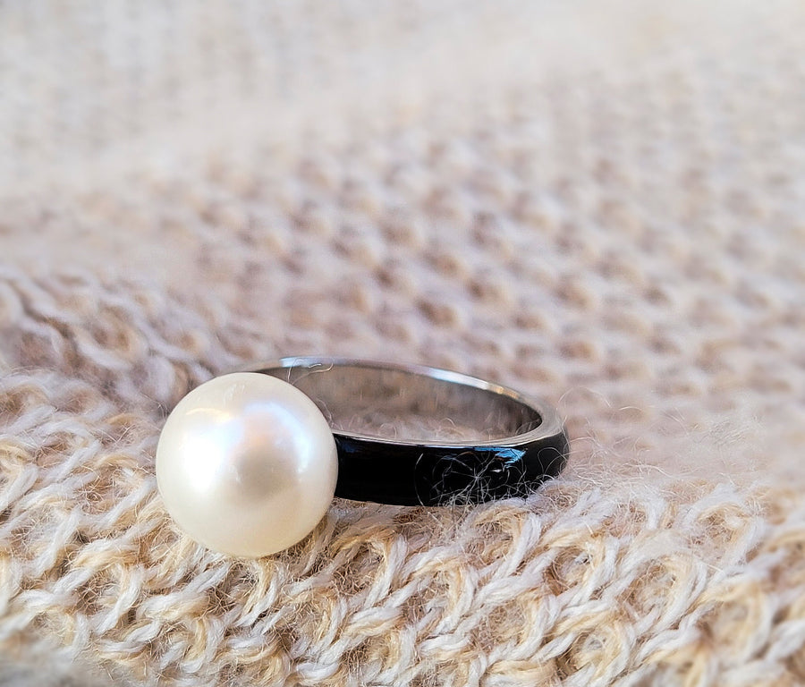 The Maggie Gumball Pearl Ring in Black Enamel